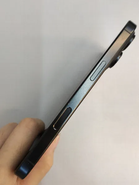 Apple iPhone 16 Pro — photo 4 of 10