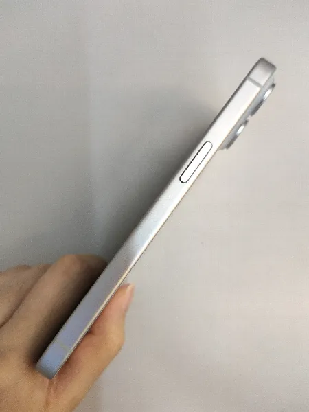 Apple iPhone 15 — photo 4 of 10