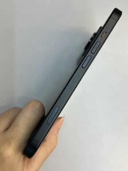 Apple iPhone 15 — photo 9 of 11