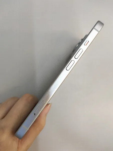Apple iPhone 15 — photo 3 of 10