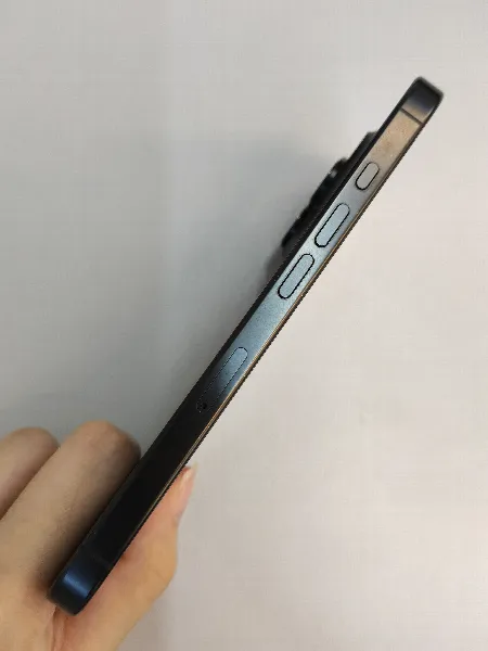 Apple iPhone 16 Pro — photo 3 of 10