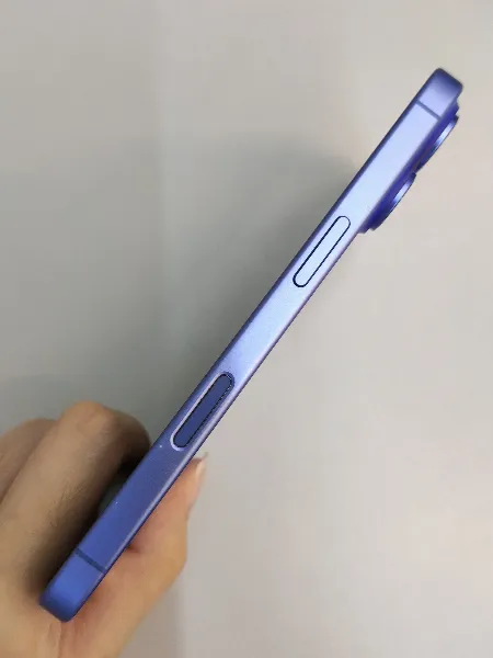 Apple iPhone 16 — photo 6 of 10