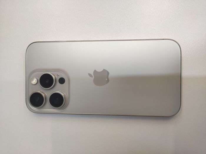 Apple iPhone 15 Pro — photo 4 of 10