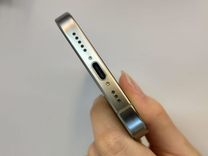 Apple iPhone 15 Pro — photo 7 of 10
