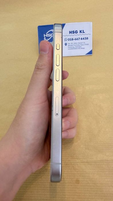 Apple iPhone 15 Pro — photo 4 of 9