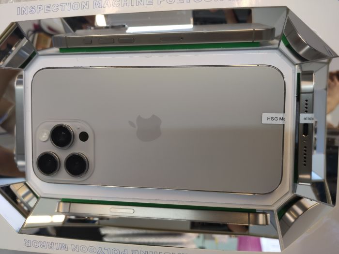 Apple iPhone 15 Pro Max — photo 2 of 10