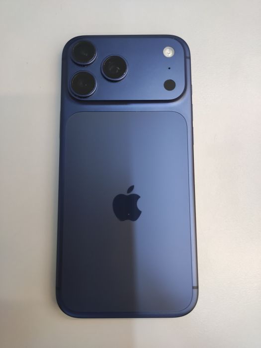 Apple iPhone 17 Pro Max — photo 2 of 10