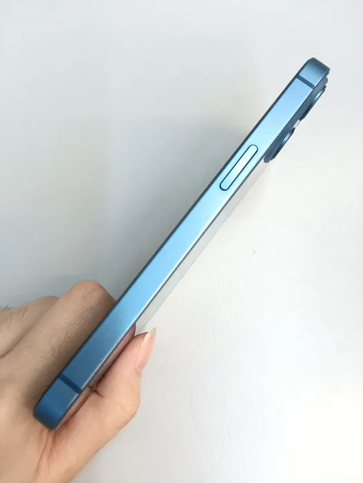 Apple iPhone 13 — photo 3 of 10