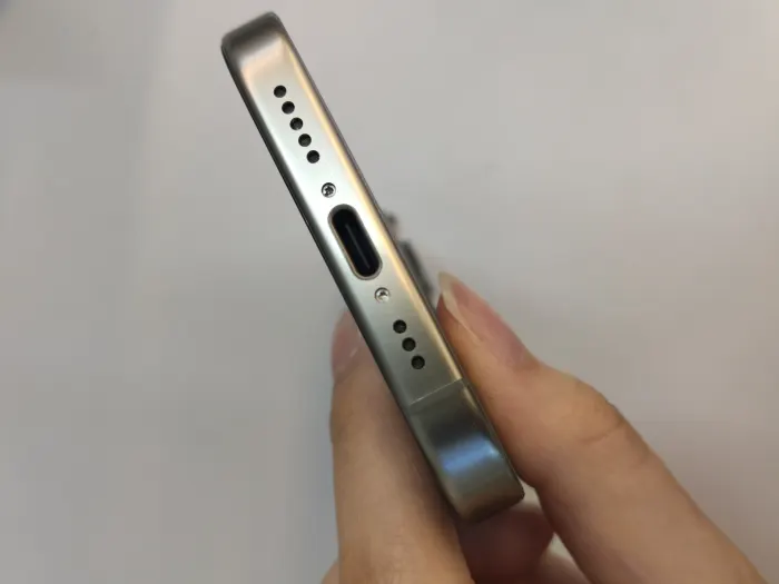 Apple iPhone 15 Pro — photo 7 of 10