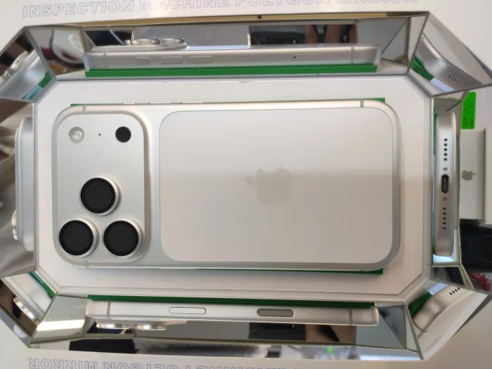 Apple iPhone 17 Pro — photo 2 of 10