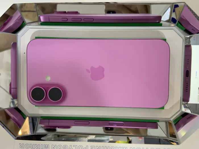 Apple iPhone 16 — photo 9 of 10