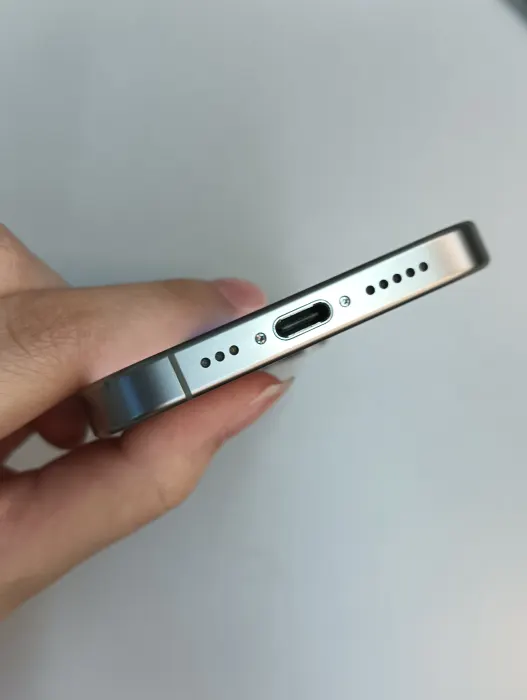 Apple iPhone 15 Pro — photo 6 of 10