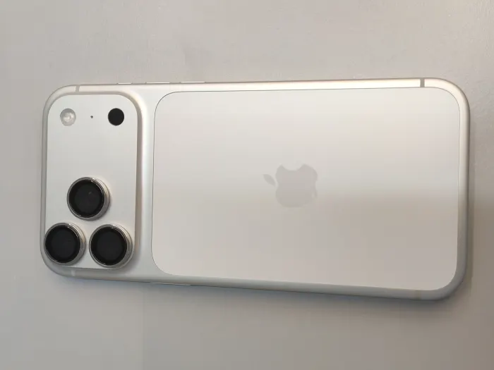 Apple iPhone 17 Pro Max — photo 4 of 10