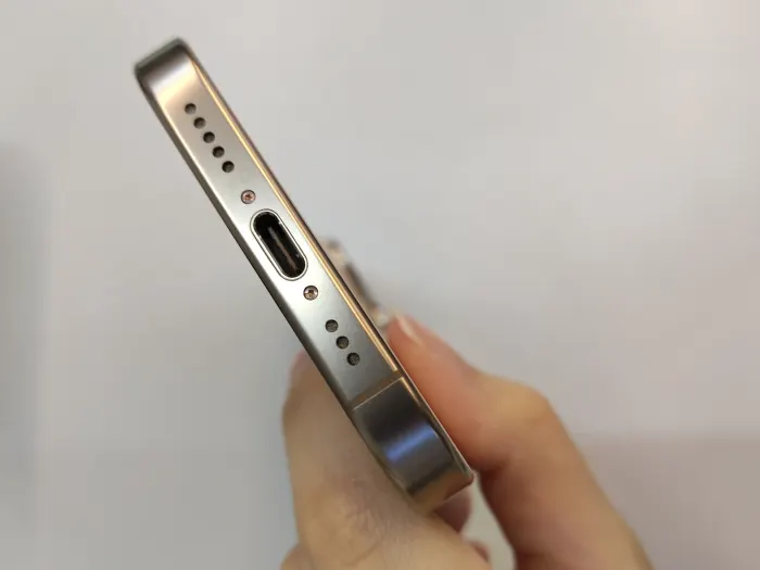 Apple iPhone 16 Pro — photo 6 of 10