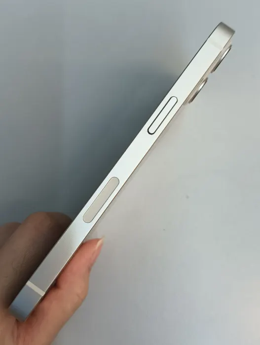 Apple iPhone 13 — photo 5 of 10