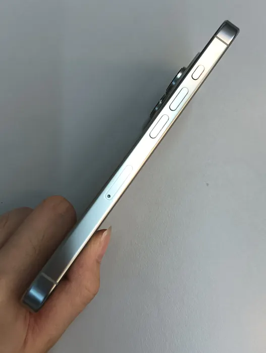 Apple iPhone 16 Pro — photo 2 of 10