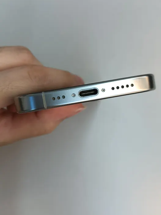 Apple iPhone 16 Pro — photo 4 of 10