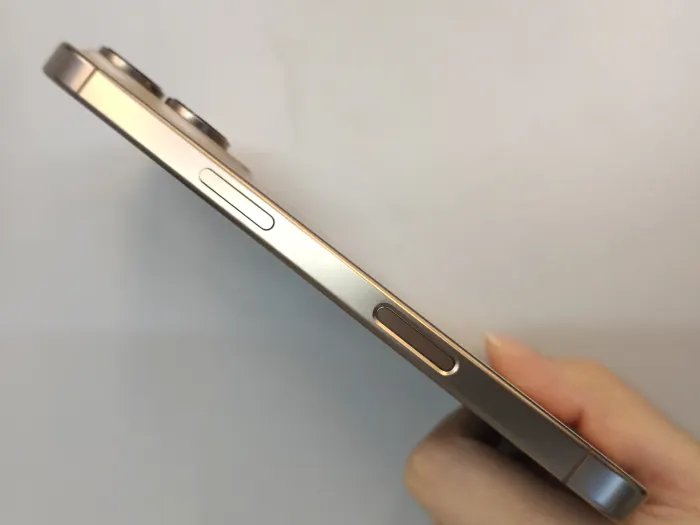 Apple iPhone 16 Pro — photo 6 of 10