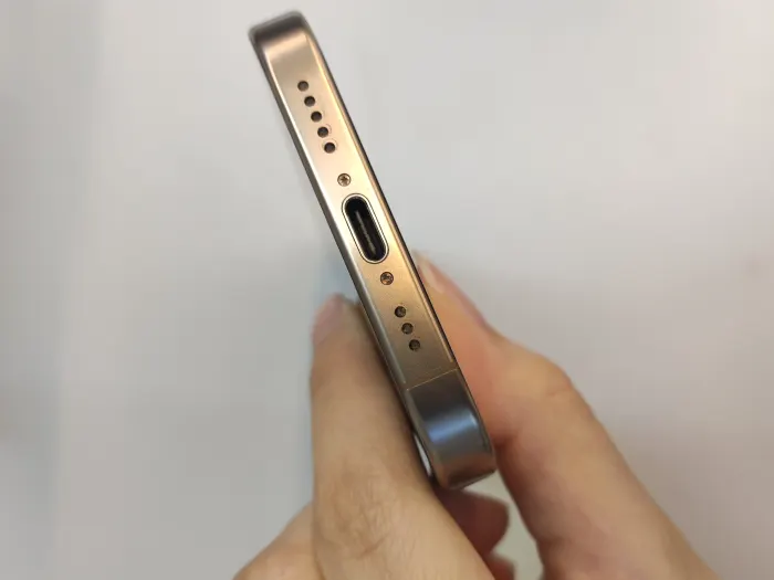 Apple iPhone 16 Pro — photo 7 of 10