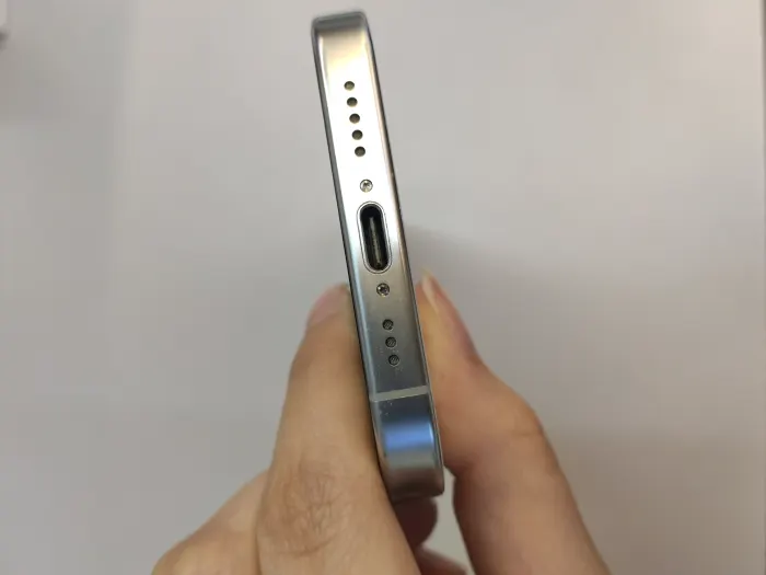Apple iPhone 16 Pro — photo 7 of 10