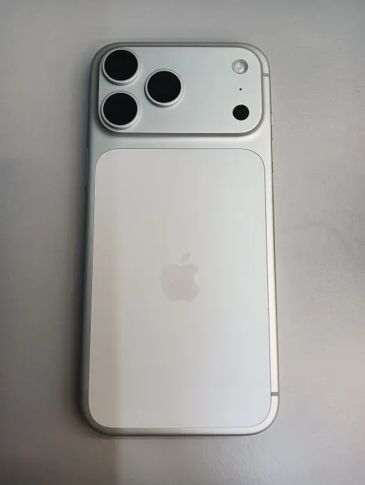 Apple iPhone 17 Pro Max — photo 3 of 10