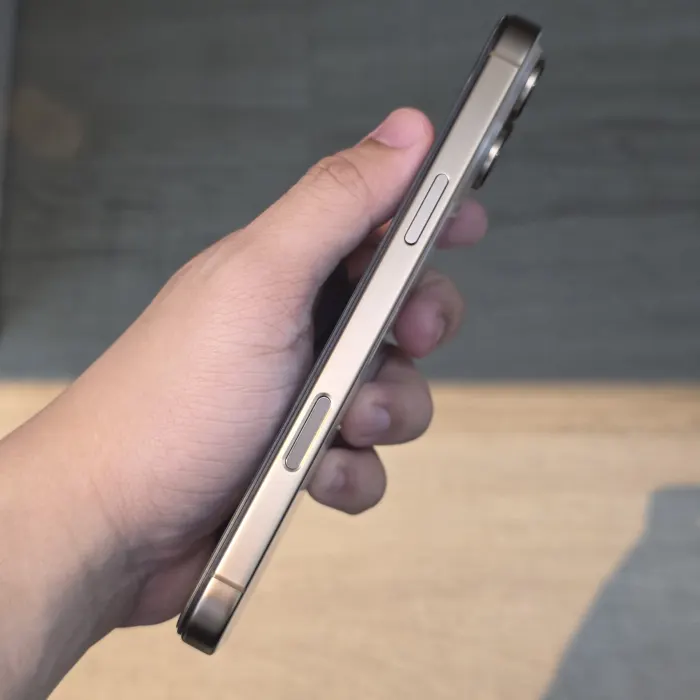 Apple iPhone 16 Pro Max — photo 2 of 8