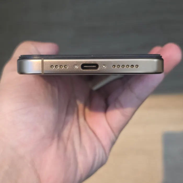 Apple iPhone 16 Pro Max — photo 4 of 8