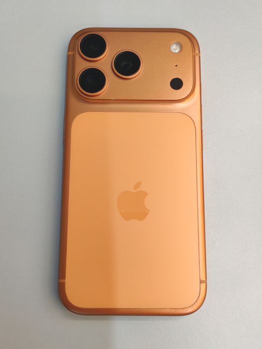 Apple iPhone 17 Pro — photo 4 of 10