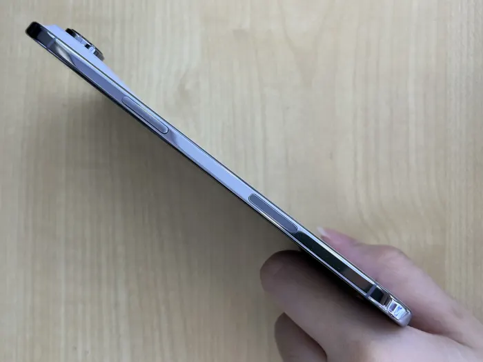 Apple iPhone Air — photo 2 of 10