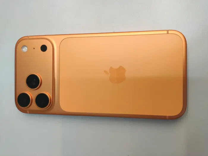 Apple iPhone 17 Pro Max — photo 2 of 10