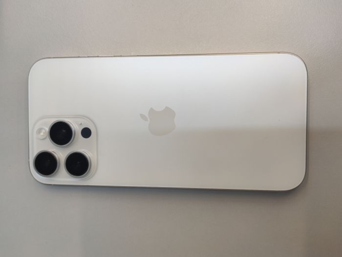 Apple iPhone 16 Pro Max — photo 2 of 10